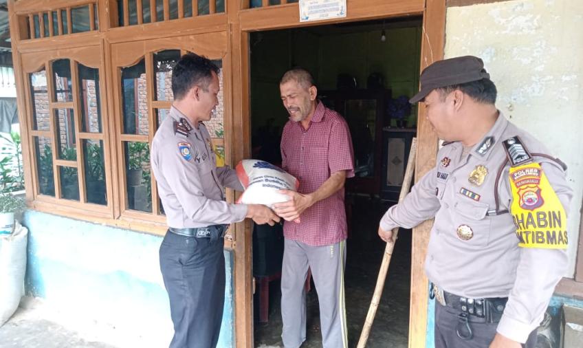 Petugas saat membagikan bantuan beras