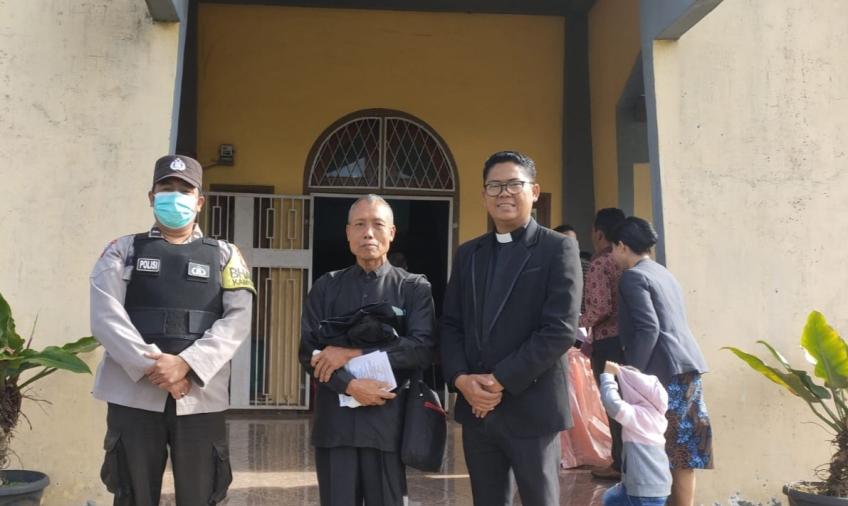Ciptakan Rasa Aman Dalam Beribadah, Bhabinkamtibmas Polsek Kota Curup Lakukan Pam Gereja