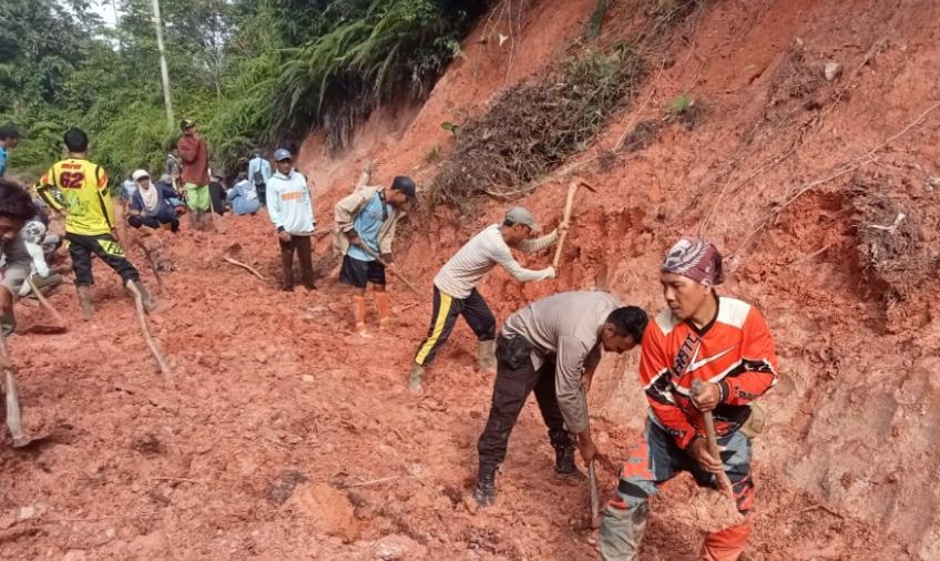 Gotong royong warga dan polisi