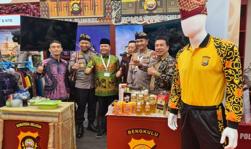 Gubernur saat mengunjungi Booth Polda Bengkulu