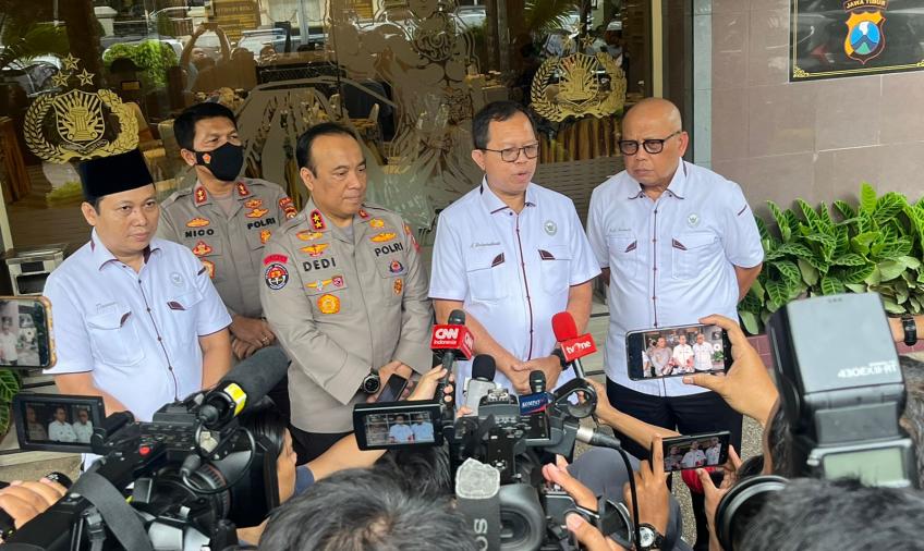 Kadiv Humas Polri Irjen Dedi Prasetyo Saat Penyampaian Kepada Wartawan