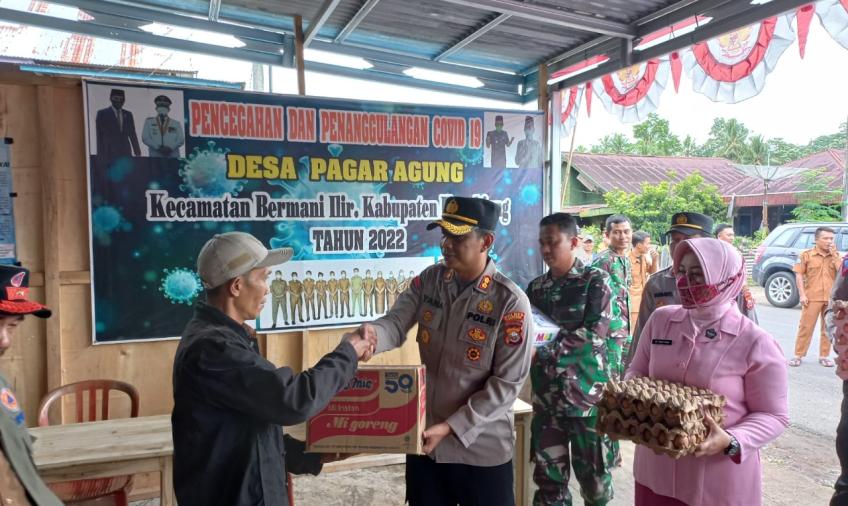 Kapolres Kepahiang didampingi Ibu Ketua Bhayangkari Saat Melakukan Pemberian Bantuan