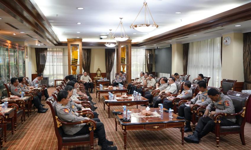 Kapolri Jenderal Listyo Sigit Prabowo Saat Menyambangi Gedung Mabes Polri