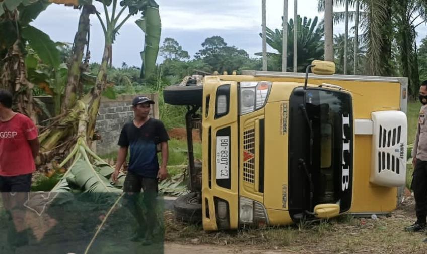 Pecah Ban, Truk Bermuatan Udang Kelong Terbalik di Jalinbar Sumatera Bengkulu-Sumbar