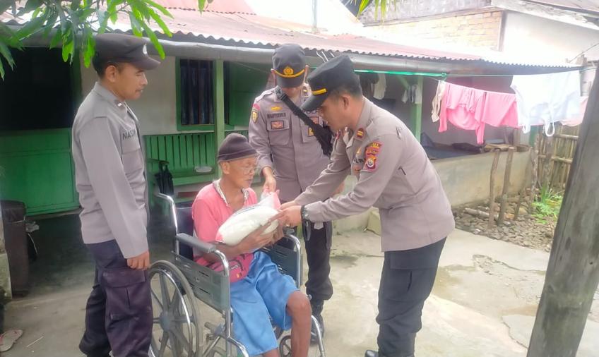 Pembagian bansos beras