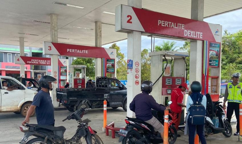 Personel dari Satlantas Polres Bengkulu Tengah melakukan patroli dan pemantauan antrian pengisian BBM