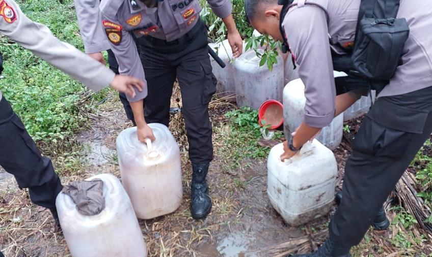 Petugas Saat Menyita Ratusan Liter Tuak