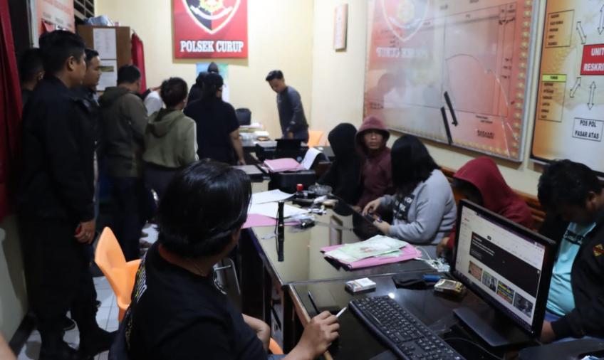 Petugas saat memeriksa para penghuni hotel