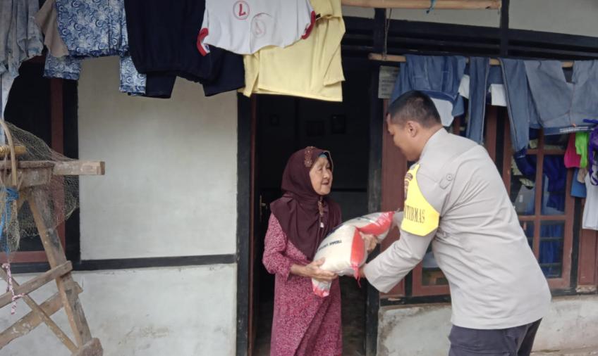 Polisi menyalurkan bantuan sosial