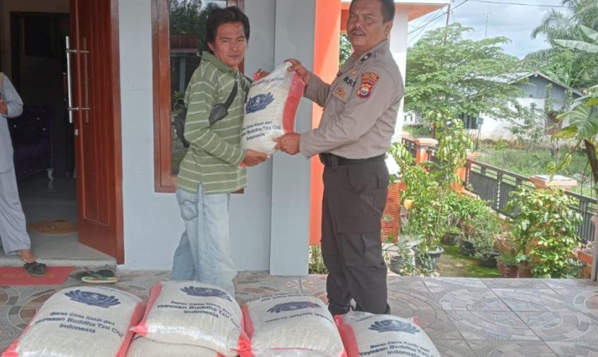 Polres Benteng Bagikan Beras terhadap warga yang terdampak banjir