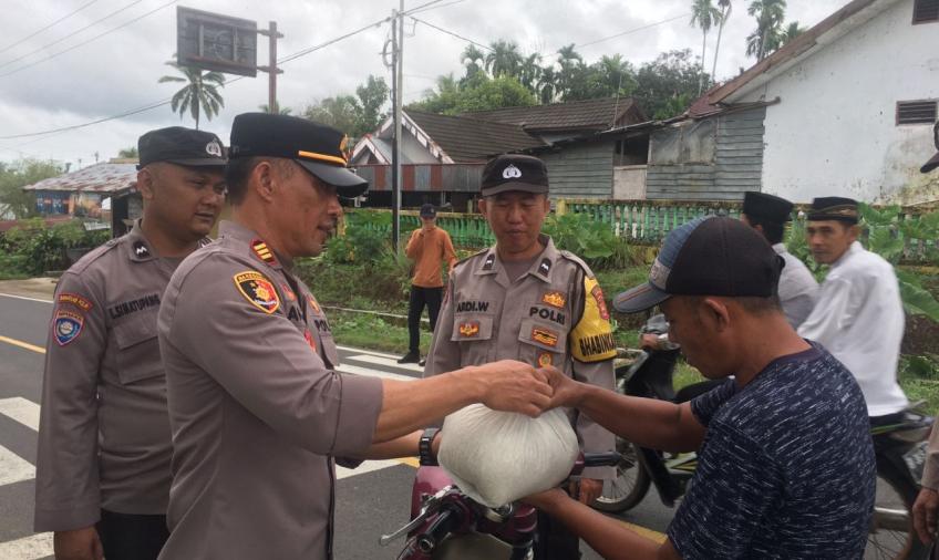 Polsek Taba Penanjung Bagikan 200 Kg Beras Kepada Warga Kurang Mampu