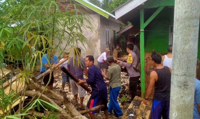 Bhabinkamtibmas Polsek Pondok Suguh dan Warga Bersihkan Rumah Kebakaran