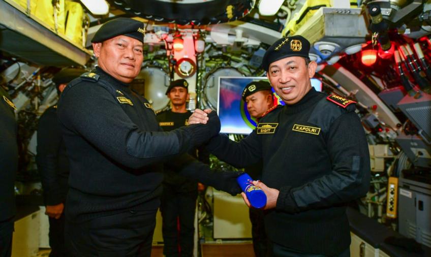 Disematkan Brevet Hiu Kencana TNI AL