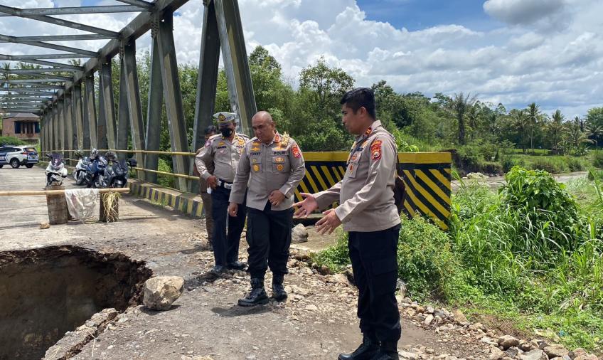 Kapolres RL Tinjau Jembatan Putus Penghubung Kelurahan Talang Benih-Desa Dusun Sawah