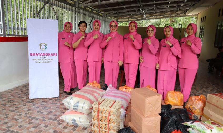 Polres Mukomuko Salurkan Bansos ke Warga Terdampak Banjir
