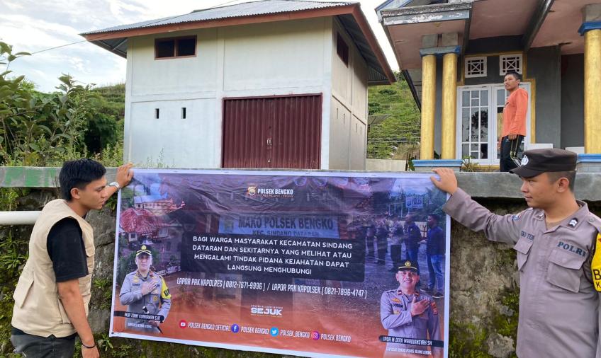 Pemasangan spanduk hotline