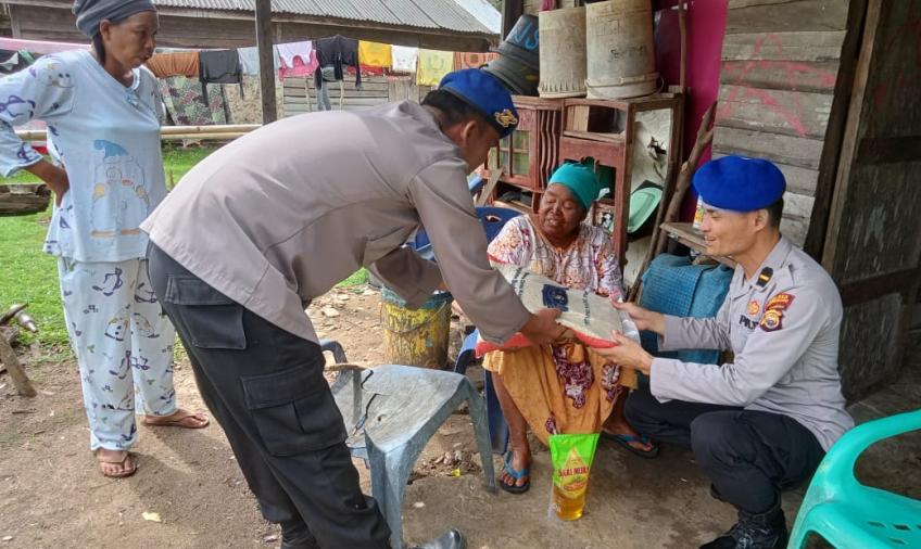 Satpolairud Polres Mukomuko Saluran Sembako Bagi Nelayan Kurang Mampu