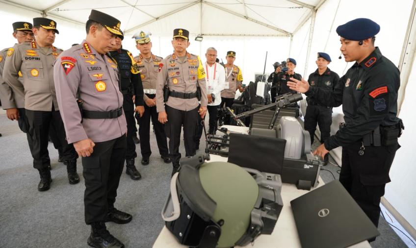  Kapolri Saat Cek Peralatan dan Kesiapan Personel