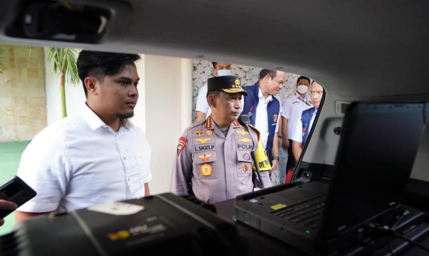 Kapolri saat meninjau persiapan petugas