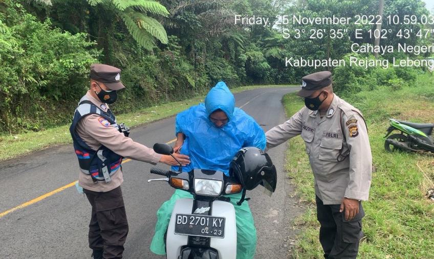 Petugas saat melakukan patroli