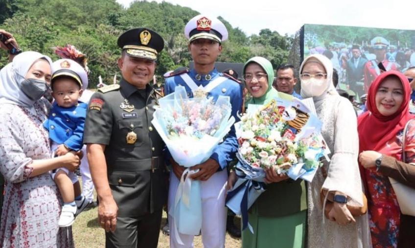 Wisuda Prabhatar TNI, Putra KSAD Dudung Dapat Acungan Jempol dari Jenderal Andika