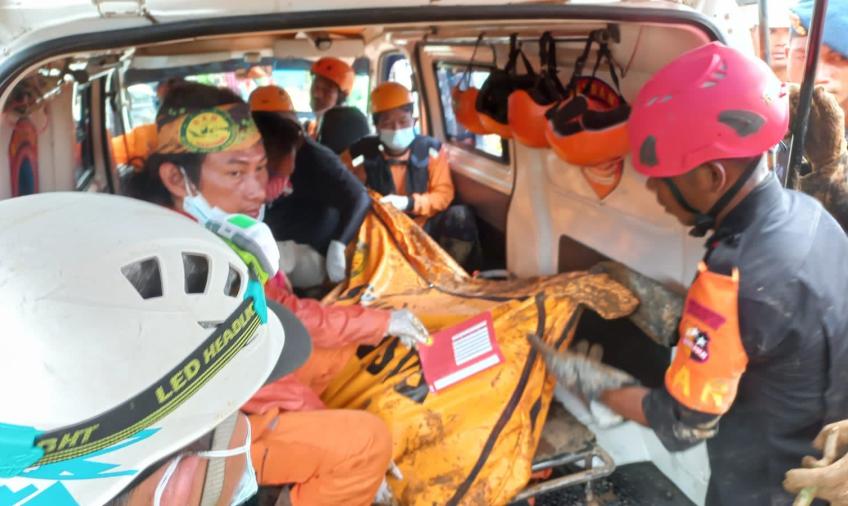 Tim gabungan K9 Polri, Basarnas, dan TNI berhasil mengevakuasi korban hilang yang tertimbun tanah usai gempa Cianjur, Jawa Barat (Jabar).