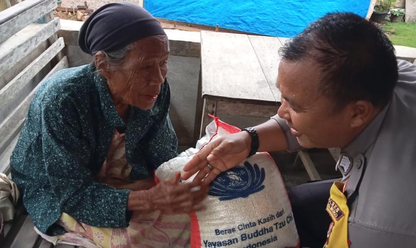 Peduli Sesama, Polsek Pondok Suguh Berikan Bantuan Kepada Lansia