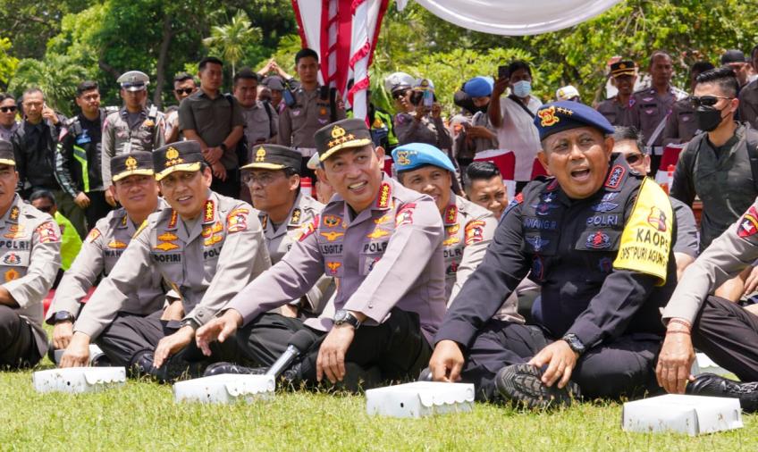 Kapolri Jenderal Listyo Sigit Prabowo bersama Pejabat Utama (PJU) Mabes Polri menggelar gladi bersih apel pasukan pengamanan KTT G20 di Bali, Minggu 6 November 2022. 