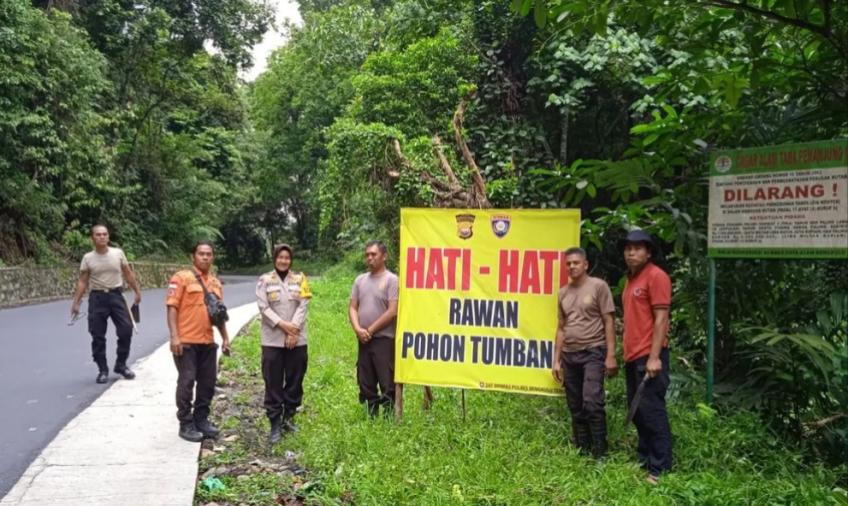  Satgas 1 Ops Bina Karuna Nala 2022 Polres Bengkulu Tengah Polda Bengkulu melaksanakan kegiatan pemasangan imbauan melalui spanduk pada lokasi rawan longsor dan rawan pohon tumbang di Kawasan Liku Sembilan Kecamatan Taba Penanjung Kab Bengkulu Tengah, Jumat (11/11/2022).   Kasat Binmas Polres Bengkulu Tengah Iptu Yenny Puspita SH menjelaskan pemasangan spanduk imbauan bencana alam ini sebagai upaya peringatan kepada warga sekitar maupun masyarakat yang melintas untuk meningkatkan kewaspadaan terutama pada s