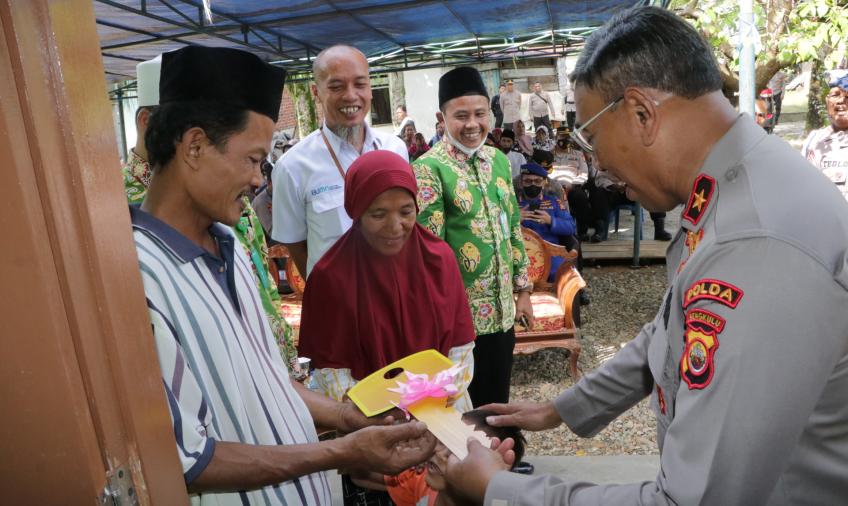 Wakapolda Bengkulu Brigjen Pol Drs Umar Dani M.Si hadir secara langsung melakukan pengguntingan pita dan menyerahkan kunci kepada pak Aprizal