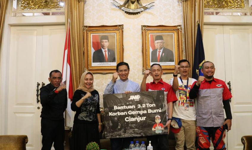 JNE Serahkan 3,2 Ton Bantuan ke Pemerintah Kabupaten Cianjur
