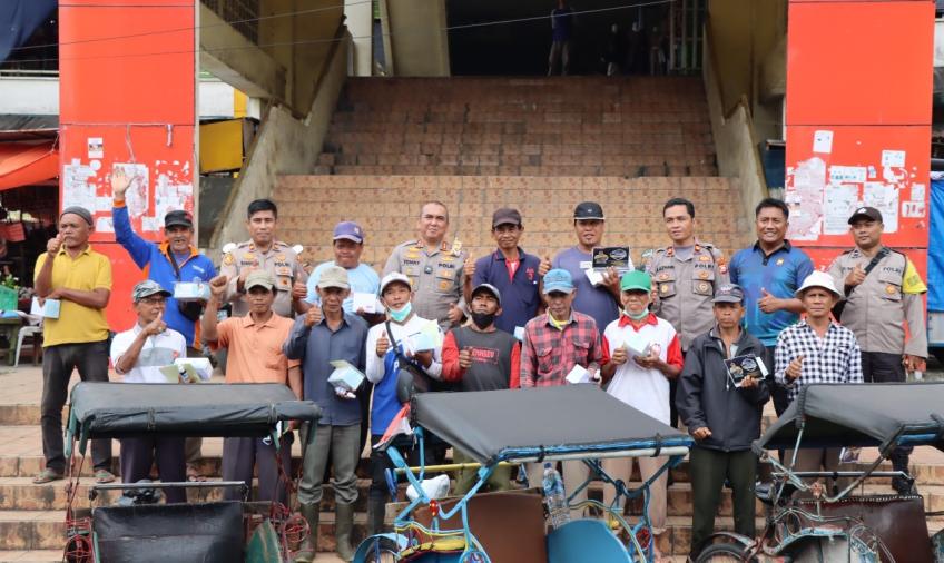 Kapolres Rejang Lebong Ngopi Bareng Tukang Becak dan Pemulung