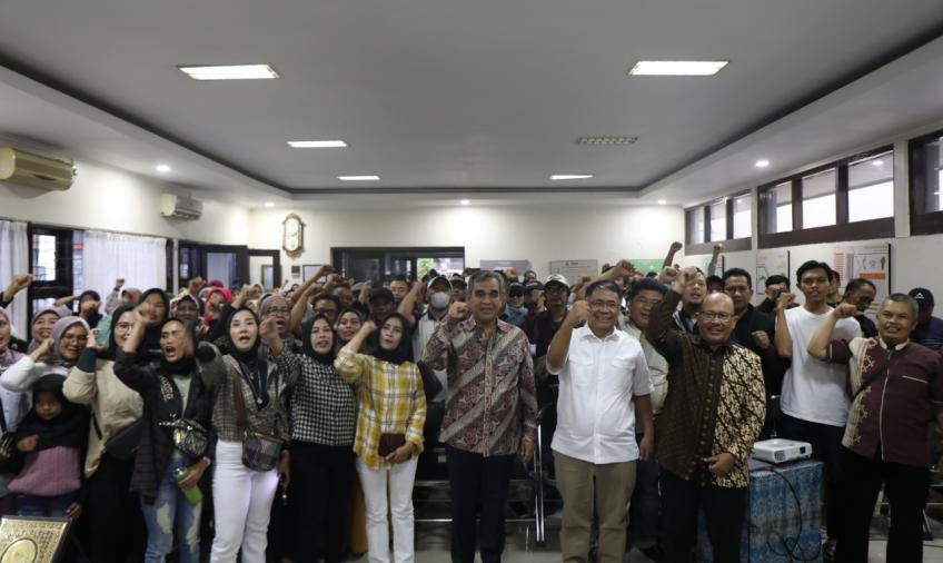 Sekjen Gerindra Ahmad Muzani beraudiensi dengan ratusan pegiat UMKM Cibaduyut, di Gedung UPT Cibaduyut
