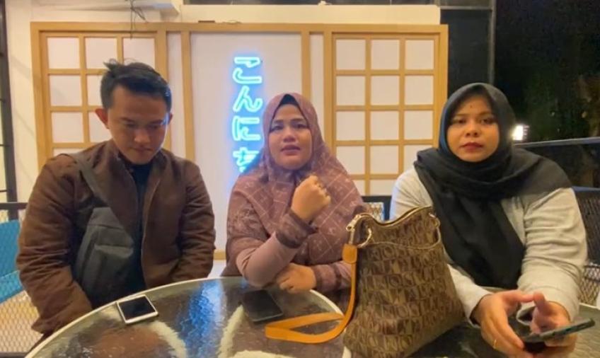 Ana (tengah) saat memberikan keterangan kepada wartawan