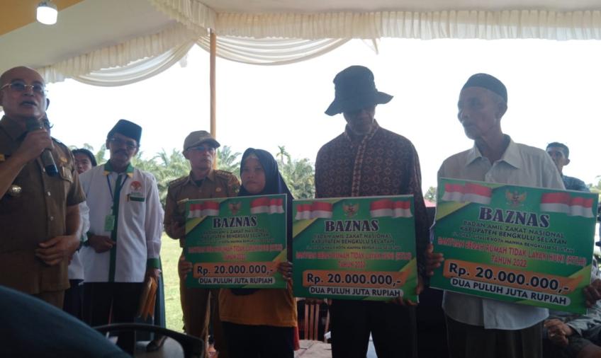 Baznas Kabupaten Bengkulu Selatan Salurkan Bantuan Rutilahu Kepada Warga Miskin