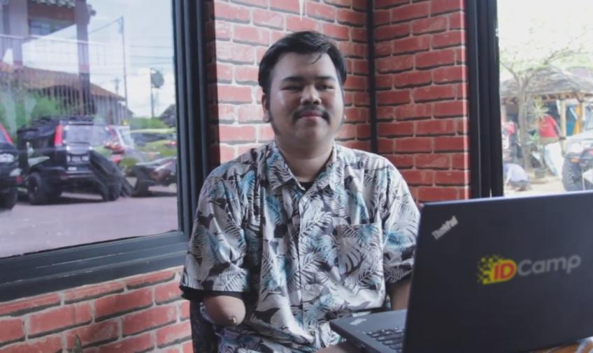 Bootcamp Disabilitas : Indosat Ooredoo Hutchison (IOH) kembali menggelar kelas pendampingan coding bagi penyandang disabilitas pada IDCamp Bootcamp 2022. IOH menyelenggarakan kegiatan untuk keempat kalinya tahun ini dengan semangat teknologi digital yang inklusif, terbuka untuk semua orang, termasuk mereka yang memiliki kebutuhan khusus.  Tampak pada gambar : M. Fauzan Azhim salah satu peserta IDCamp Bootcamp 2022 sedang mengikuti program pelatihan coding secara online.