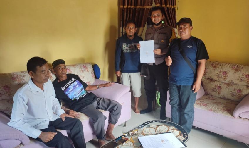 Bhabinkamtibmas Polsek Taba Penanjung Briptu Efo Yumansyah SH, bersama Kepala Desa dan Perangkat serta Tokoh Masyarakat dan Adat Desa Karang Tengah menggelar kegiatan problem solving kepolisian