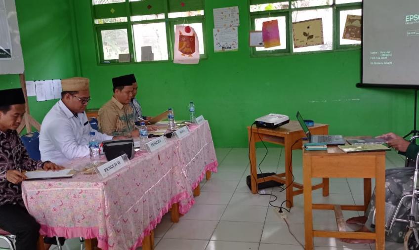 Kiai Ali Salam saat mengikuti ujian skripsi