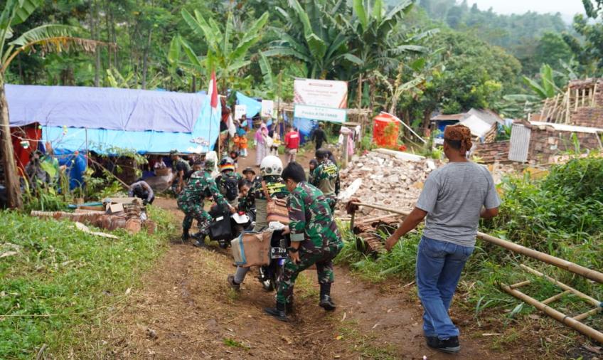 Bantuan Jenderal Dudung Sampai ke Tenda-Tenda Pengungsi Korban Gempa Bumi di Cianjur