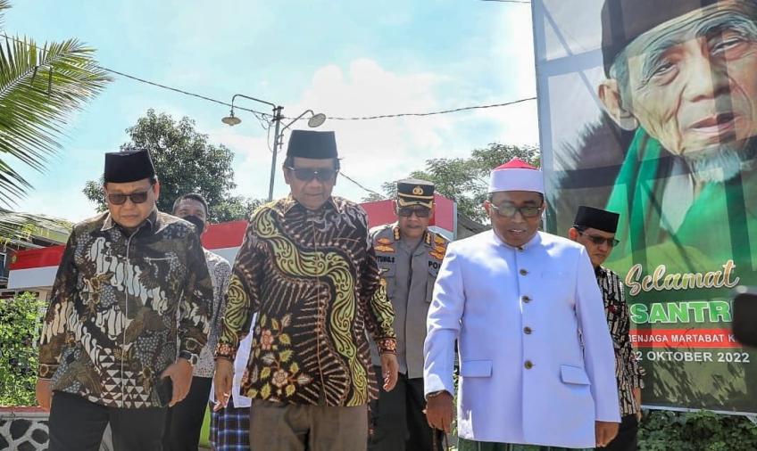 Anggota Majelis Syariah Partai Persatuan Pembangunan (PPP) KH. Fadlolan Musyaffa Bersama  Menteri Koordinator Bidang Politik, Hukum dan Keamanan (Menko Polhukam) Mahfud MD