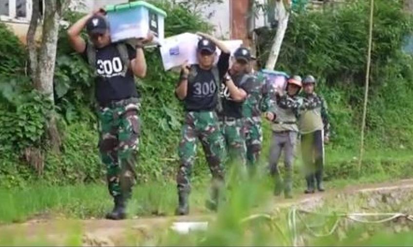 Prajurit TNI melaksanakan misinya