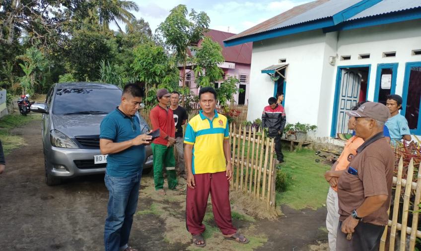 Kapolsek saat mendatangi rumah ibu korban