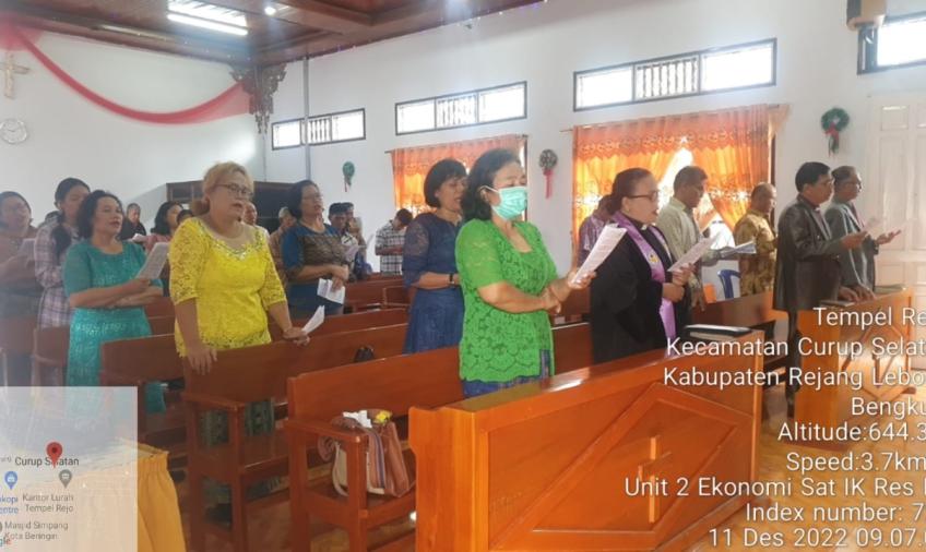 Jemaat Gereja Kristen Injil Indonesia yang sedang beribadah