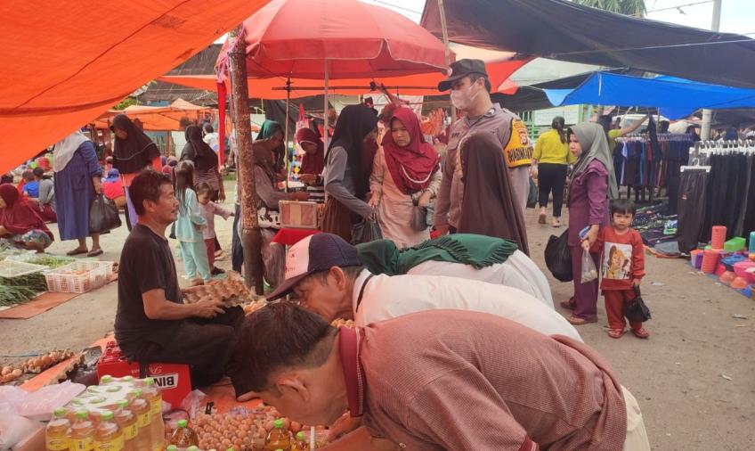 Anggota Bhabinkamtibmas Aipda Ardi Winata dan Briptu Efo Yumansyah SH saat sambang pasar