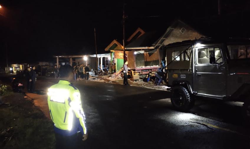 Mobil Dump Truk Tabrak 3 Rumah Warga di Rejang Lebong
