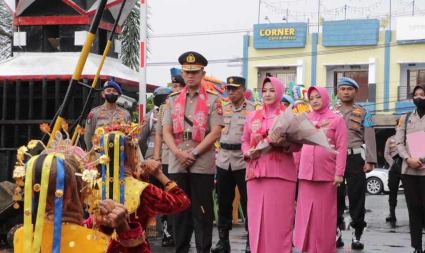 Injakkan Kaki di Mapolda, Kapolda Bengkulu Disambut Tarian Dan Tabuhan Dol