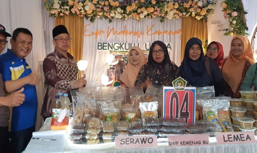 Tinjau Expo Moderasi, Kakanwil Cicipi ‘Apam Kalbang’ & Borong Produk Masakan Khas Daerah