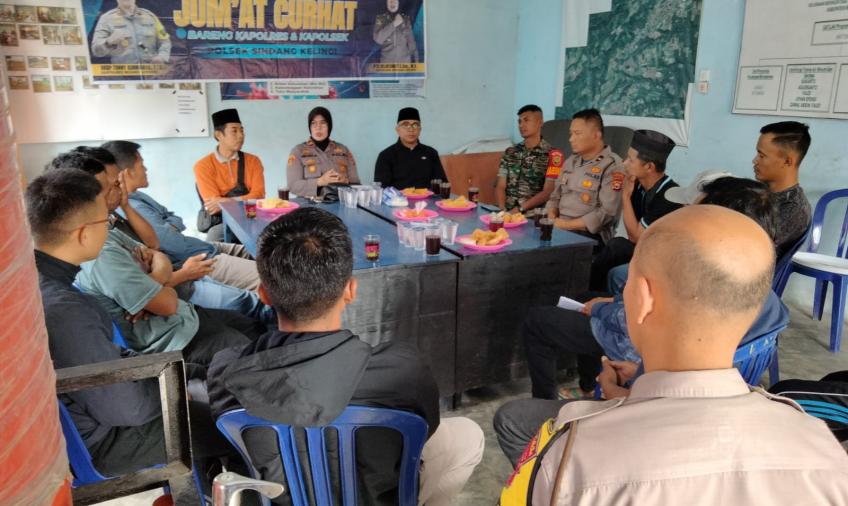 Polsek Sindang Kelingi Jumat Curhat Bersama Masyarakat Beringin Tiga 