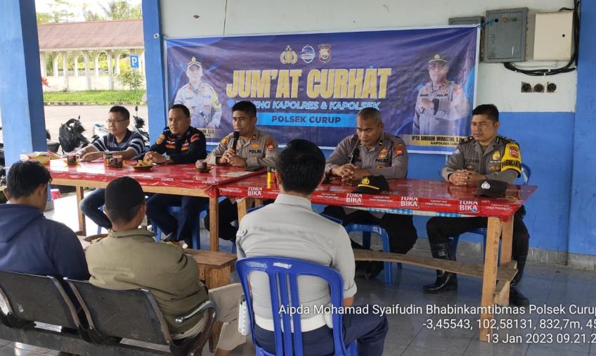 Jumat Curhat Bersama Masayrakat, Polsek Curup Bagikan Hot Line Lapor Pak Kapolres dan Lapor Pak Kapolsek