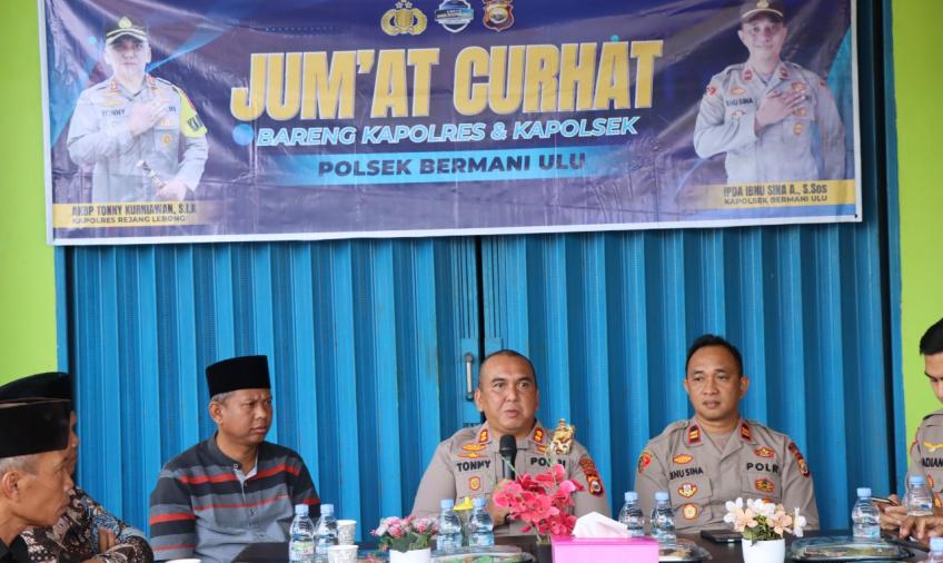 Kapolres Rejang Lebong dan Kapolsek Bermani Ulu Jum'at Curhat Bareng Warga Desa Air Pikat 
